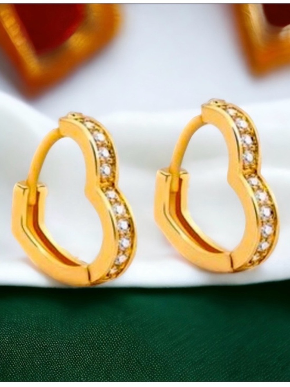 🫶🏻 Petite Elegant Gold Heart Hoop Earrings with Crystals